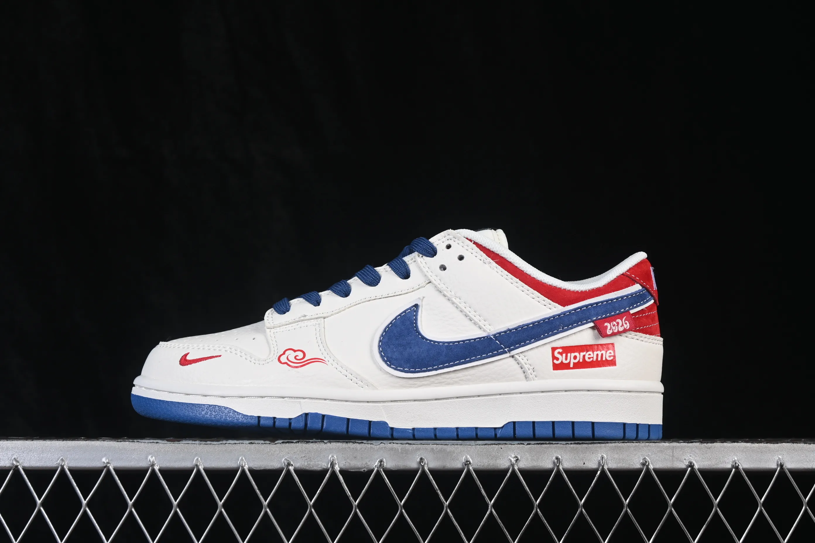All categories Nk SB Dunk Series Nk SB Dunk Low High-end customized low-top sneakers Nike SB Dunk Low White, blue and red contrast color High-end customized low-top casual sneakers XZ5899-117